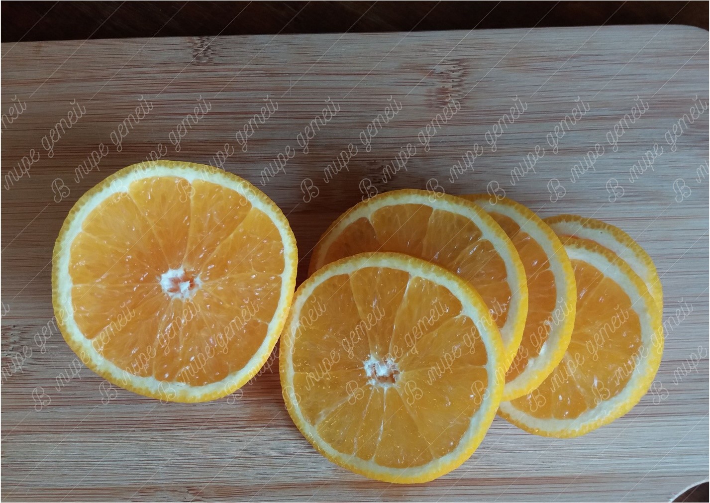 Нарезаем апельсин на 4 тоненьких кружочка