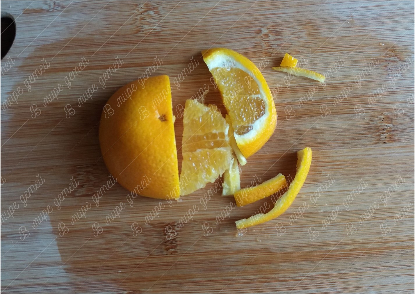 Из кожуры апельсина вырезаем передние лапки