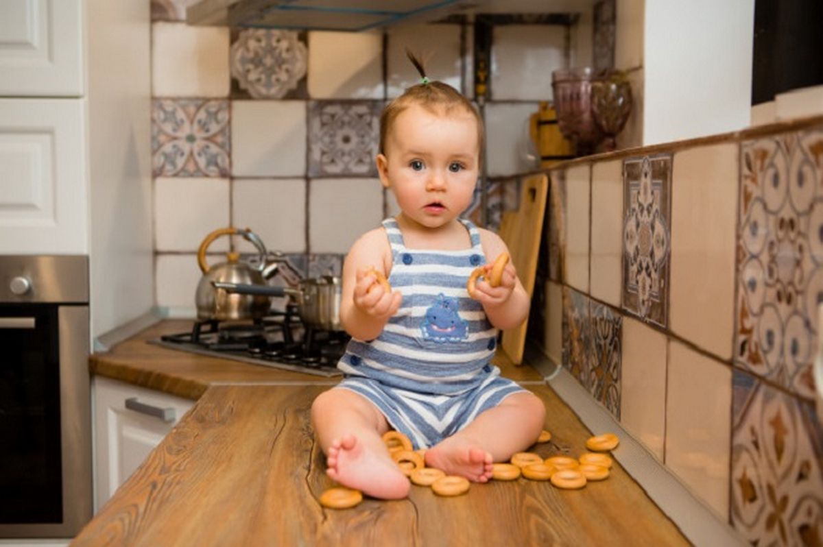Когда мама готовит ужин: чем занять малыша на кухне
