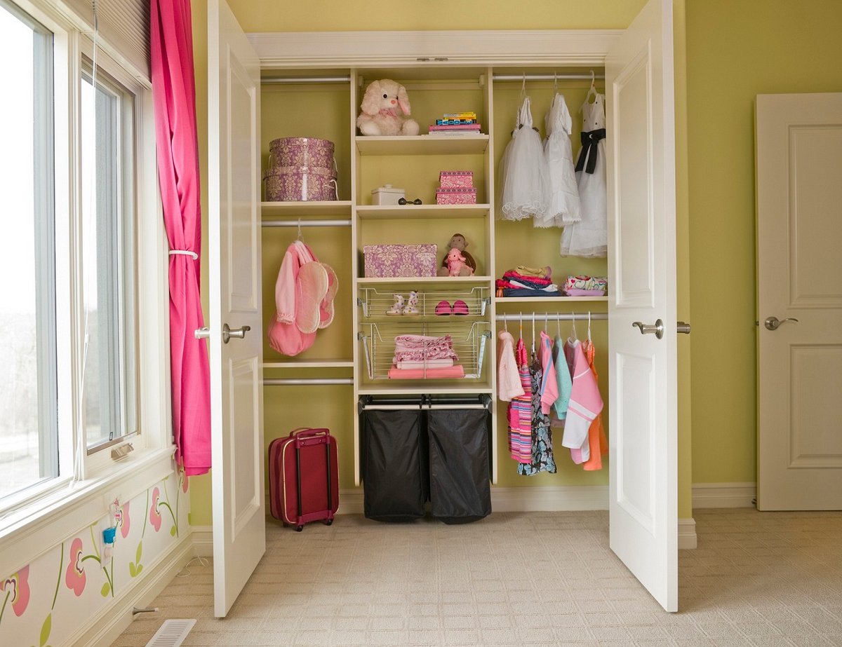 Хранение одежды в детской комнате: шесть лучших вариантов