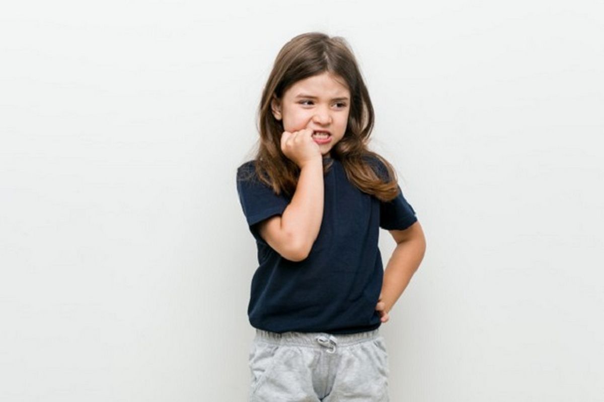 Малыш грызет ногти: как эффективно справиться с вредной привычкой
