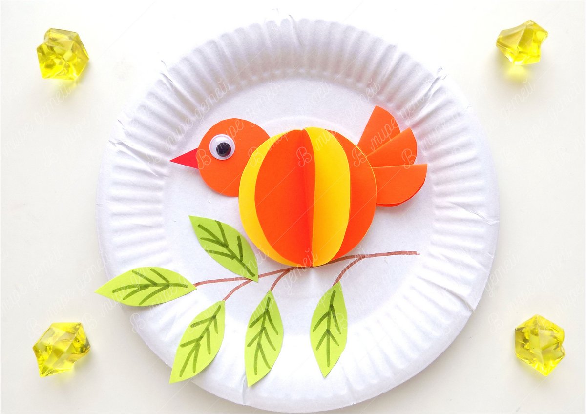 Весенняя птичка из бумаги и одноразовой тарелки