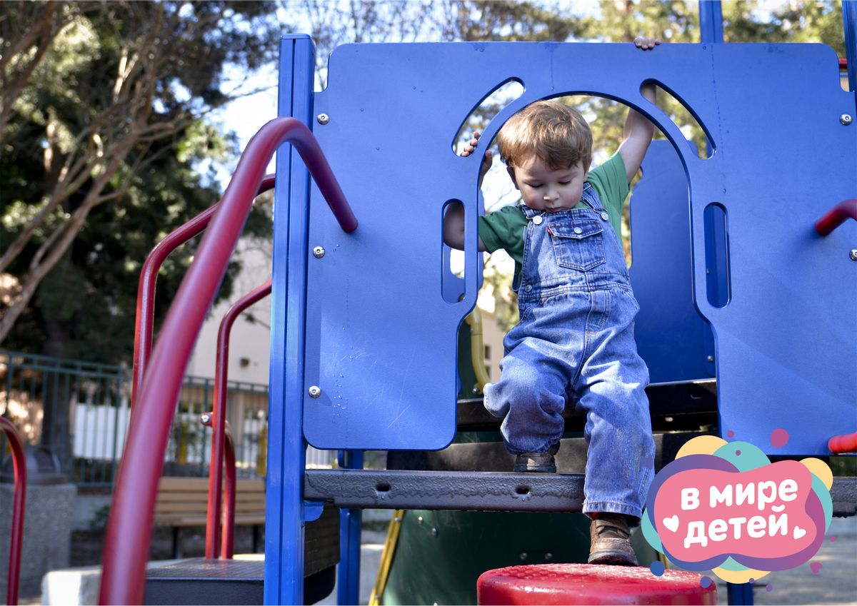 Какими способами можно усилить безопасность двора, в котором играют дети?